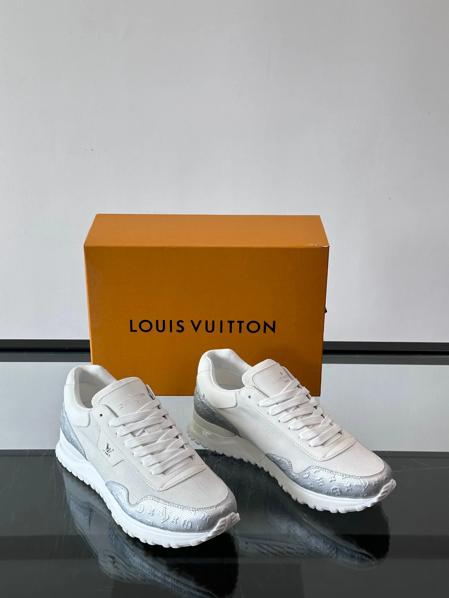 Men's Men's Shoes 💰500 [New Style] 🐡🐡LV🆕RUN AWAY sneakers, this Run Away sneaker is made of first-layer cowhide leather and breathable original material. The wedge-shaped rubber outsole continues the running shoe design, embellished with Monogram flowers, the L V letter is marked on the tongue, and the Louis Vuitton Paris logo is embellished on the back. Paired with brand logo cotton feet, the mesh lining and heel are spliced ​​and wrapped in cowhide, making the upper foot comfortable and breathable! size: 39-44 (38.45.46 customized)